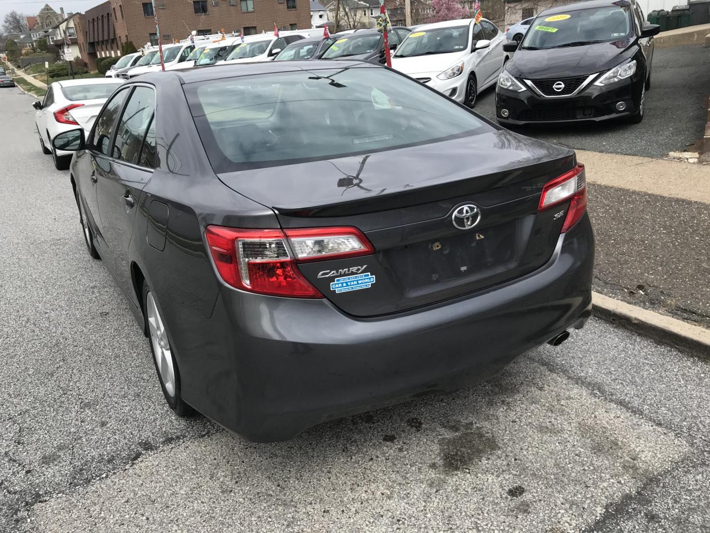 2014 Gray /Black Toyota Camry SE (4T1BF1FK0EU) with an 2.5L L4 DOHC 16V engine, 6-Speed Automatic transmission, located at 577 Chester Pike, Prospect Park, PA, 19076, (610) 237-1015, 39.886154, -75.302338 - Photo#6