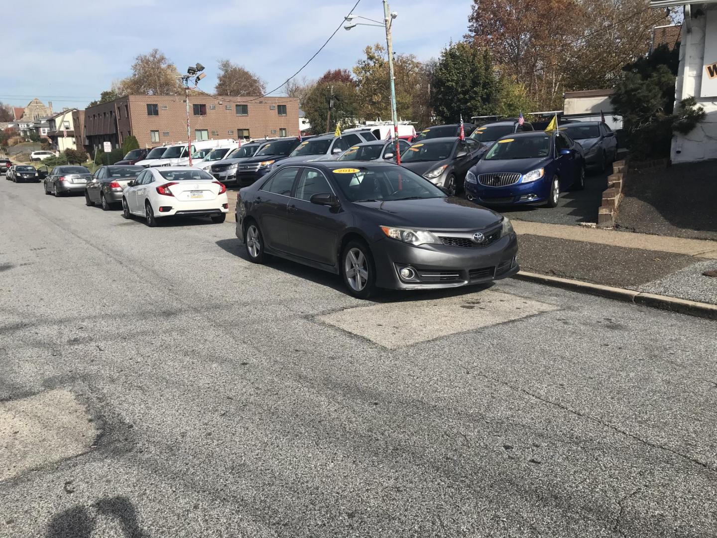 2014 Gray /Black Toyota Camry SE (4T1BF1FK0EU) with an 2.5L L4 DOHC 16V engine, 6-Speed Automatic transmission, located at 577 Chester Pike, Prospect Park, PA, 19076, (610) 237-1015, 39.886154, -75.302338 - 2014 Toyota Camry SE: Backup camera, great on gas, new PA inspection, SUPER CLEAN, runs LIKE NEW! This vehicle comes inspected and has been given a bumper to bumper safety check. It is very clean, reliable, and well maintained. We offer a unique pay plan that is known for being the easiest and fa - Photo#1