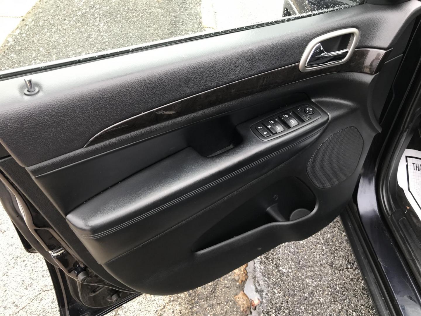 2011 Blue /Gray Jeep Grand Cherokee Laredo 4WD (1J4RR4GG2BC) with an 3.6L V6 DOHC 24V engine, 5-Speed Automatic transmission, located at 577 Chester Pike, Prospect Park, PA, 19076, (610) 237-1015, 39.886154, -75.302338 - Photo#10