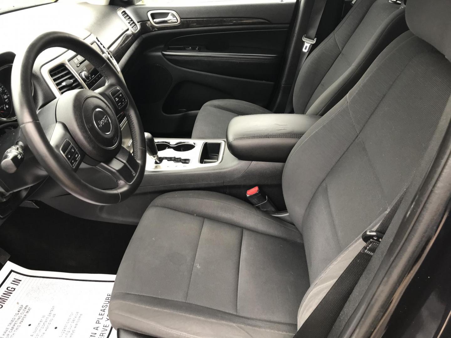 2011 Blue /Gray Jeep Grand Cherokee Laredo 4WD (1J4RR4GG2BC) with an 3.6L V6 DOHC 24V engine, 5-Speed Automatic transmission, located at 577 Chester Pike, Prospect Park, PA, 19076, (610) 237-1015, 39.886154, -75.302338 - Photo#9
