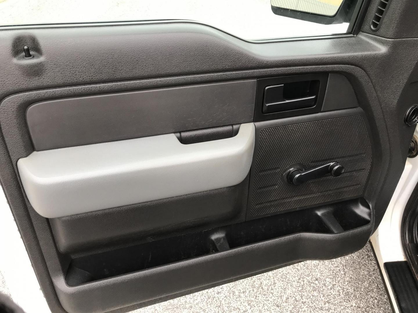 2014 White /Gray Ford F-150 XL (1FTMF1CM0EK) with an 3.7L V6 DOHC 24V engine, 6-Speed Automatic transmission, located at 577 Chester Pike, Prospect Park, PA, 19076, (610) 237-1015, 39.886154, -75.302338 - 2014 Ford F150: 8 Foot Bed, new PA inspection, SUPER CLEAN, runs STRONG! This vehicle comes inspected and has been given a bumper to bumper safety check. It is very clean, reliable, and well maintained. We offer a unique pay plan that is known for being the easiest and fastest financing option in - Photo#9