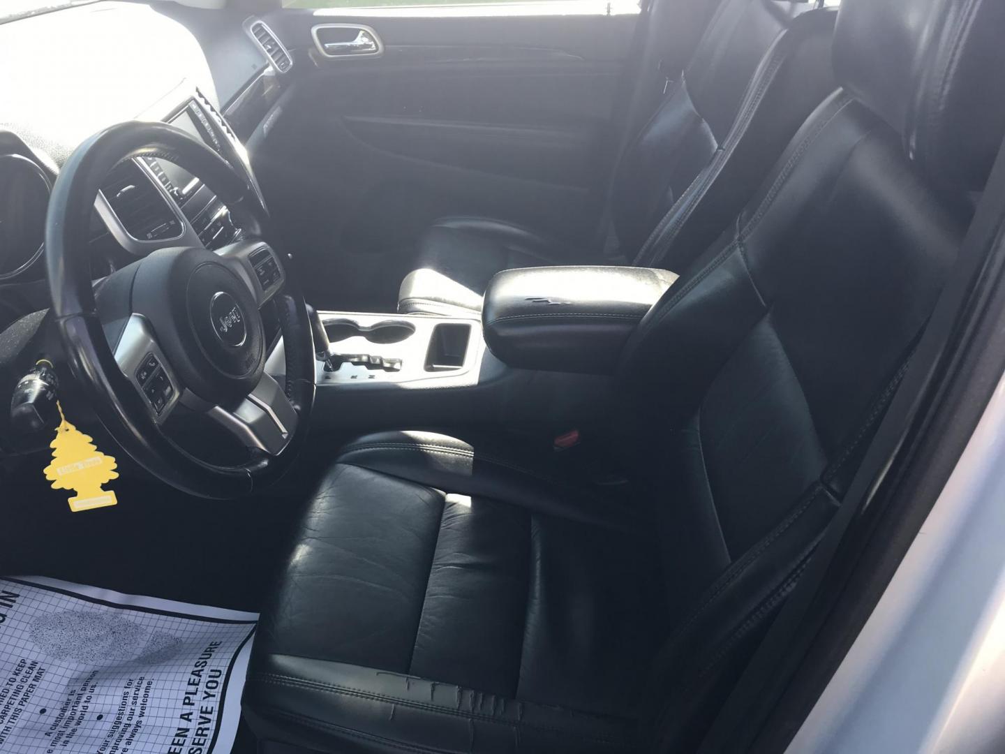 2011 Silver /Black Jeep Grand Cherokee Laredo 4WD (1J4RR4GG1BC) with an 3.6L V6 DOHC 24V engine, 5-Speed Automatic transmission, located at 577 Chester Pike, Prospect Park, PA, 19076, (610) 237-1015, 39.886154, -75.302338 - 2011 Jeep Grand Cherokee Laredo: 4x4, backup camera, black leather interior, runs LIKE NEW! This vehicle comes inspected and has been given a bumper to bumper safety check. It is very clean, reliable, and well maintained. We offer a unique pay plan that is known for being the easiest and fastest - Photo#10