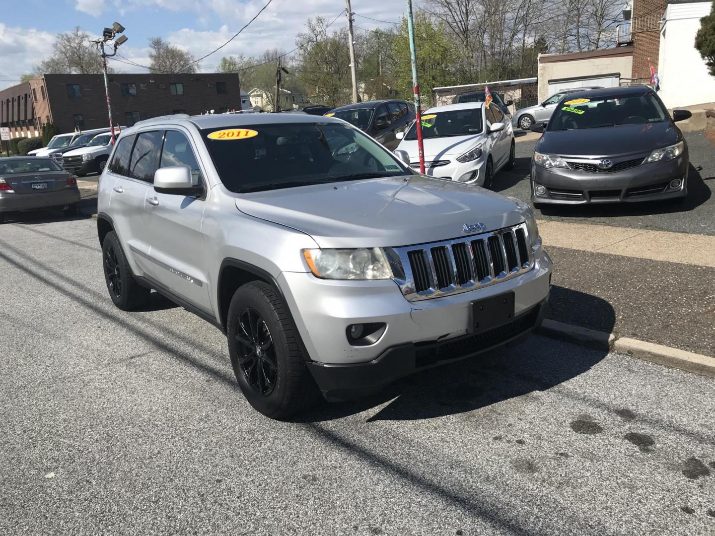 2011 Silver /Black Jeep Grand Cherokee Laredo 4WD (1J4RR4GG1BC) with an 3.6L V6 DOHC 24V engine, 5-Speed Automatic transmission, located at 577 Chester Pike, Prospect Park, PA, 19076, (610) 237-1015, 39.886154, -75.302338 - 2011 Jeep Grand Cherokee Laredo: 4x4, backup camera, black leather interior, runs LIKE NEW! This vehicle comes inspected and has been given a bumper to bumper safety check. It is very clean, reliable, and well maintained. We offer a unique pay plan that is known for being the easiest and fastest - Photo#3