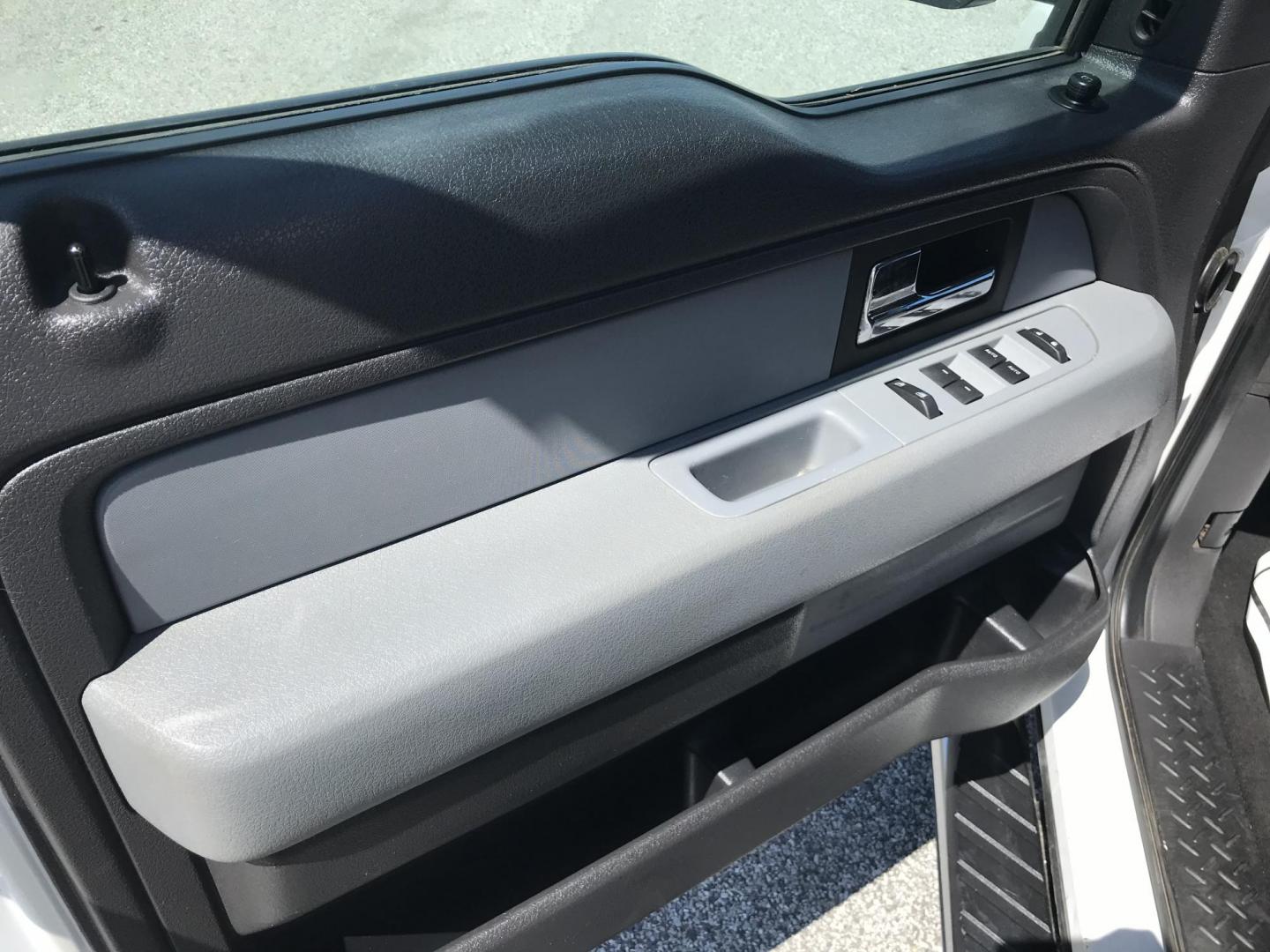 2013 White /Gray Ford F-150 XLT SuperCab 6.5-ft. Bed 4WD (1FTFX1ET1DK) with an 3.5L V6 TURBO engine, 6-Speed Automatic transmission, located at 577 Chester Pike, Prospect Park, PA, 19076, (610) 237-1015, 39.886154, -75.302338 - 2013 Ford F150: Extended Cab, 4x4, 8 Foot Bed, Utility Cap w/ EZ Glide Pullout, new PA inspection, runs LIKE NEW! This vehicle comes inspected and has been given a bumper to bumper safety check. It is very clean, reliable, and well maintained. We offer a unique pay plan that is known for being th - Photo#9