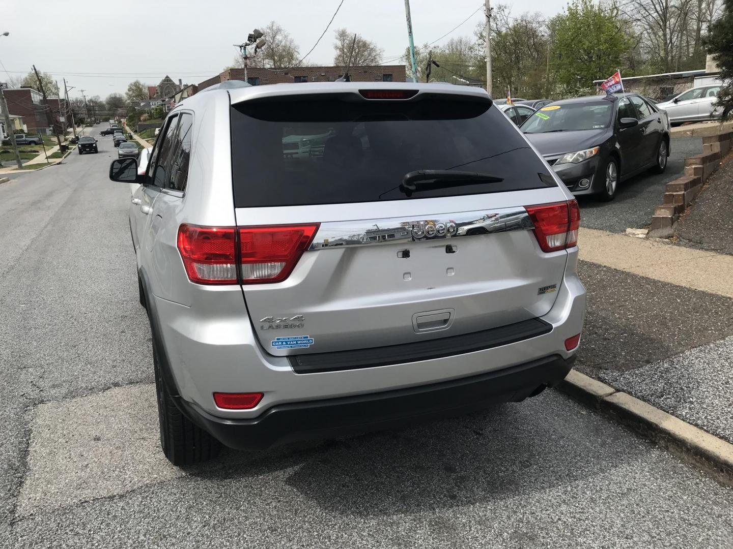 2011 Silver /Gray Jeep Grand Cherokee Laredo 4WD (1J4RR4GG8BC) with an 3.6L V6 DOHC 24V engine, 5-Speed Automatic transmission, located at 577 Chester Pike, Prospect Park, PA, 19076, (610) 237-1015, 39.886154, -75.302338 - 2011 Jeep Grand Cherokee Laredo: Only 106k miles, remote start, 4x4, new PA inspection, SUPER CLEAN, runs LIKE NEW! This vehicle comes inspected and has been given a bumper to bumper safety check. It is very clean, reliable, and well maintained. We offer a unique pay plan that is known for being - Photo#5