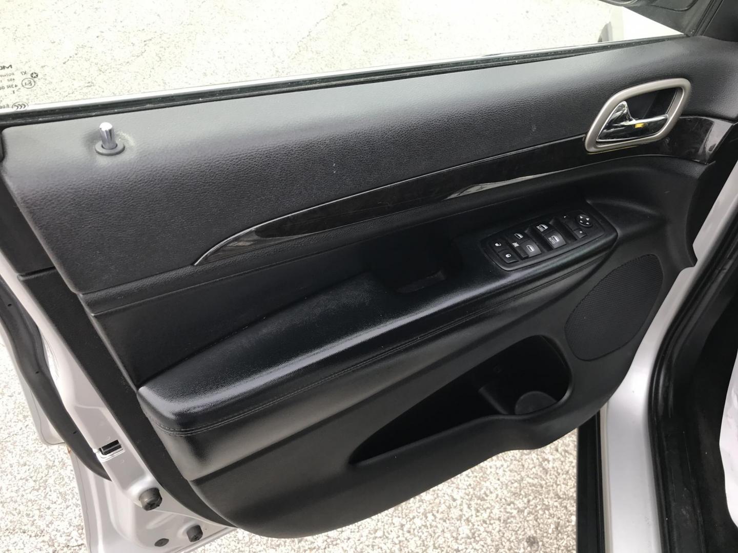 2011 Silver /Gray Jeep Grand Cherokee Laredo 4WD (1J4RR4GG8BC) with an 3.6L V6 DOHC 24V engine, 5-Speed Automatic transmission, located at 577 Chester Pike, Prospect Park, PA, 19076, (610) 237-1015, 39.886154, -75.302338 - 2011 Jeep Grand Cherokee Laredo: Only 106k miles, remote start, 4x4, new PA inspection, SUPER CLEAN, runs LIKE NEW! This vehicle comes inspected and has been given a bumper to bumper safety check. It is very clean, reliable, and well maintained. We offer a unique pay plan that is known for being - Photo#9