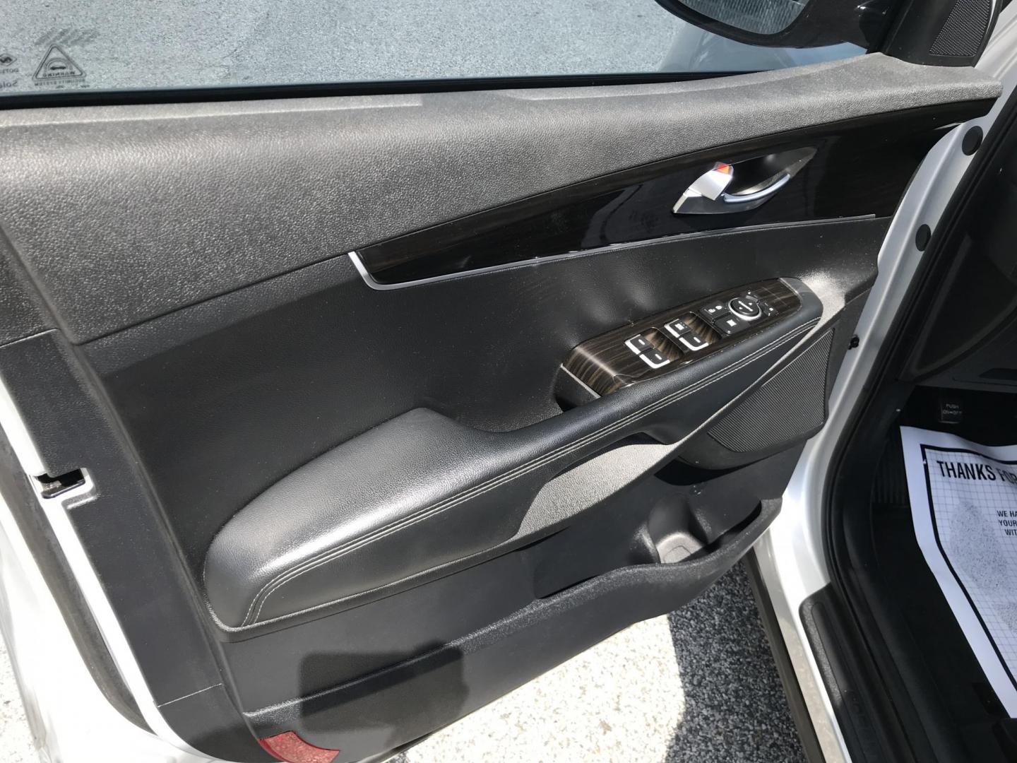 2020 Silver /Black Kia Sorento LX (5XYPG4A37LG) with an 2.4L L4 DOHC 16V engine, 6A transmission, located at 577 Chester Pike, Prospect Park, PA, 19076, (610) 237-1015, 39.886154, -75.302338 - 2020 Kia Sorento LX: Backup camera, 3rd row seating, new PA inspection, SUPER CLEAN, runs LIKE NEW! This vehicle comes inspected and has been given a bumper to bumper safety check. It is very clean, reliable, and well maintained. We offer a unique pay plan that is known for being the easiest and - Photo#8