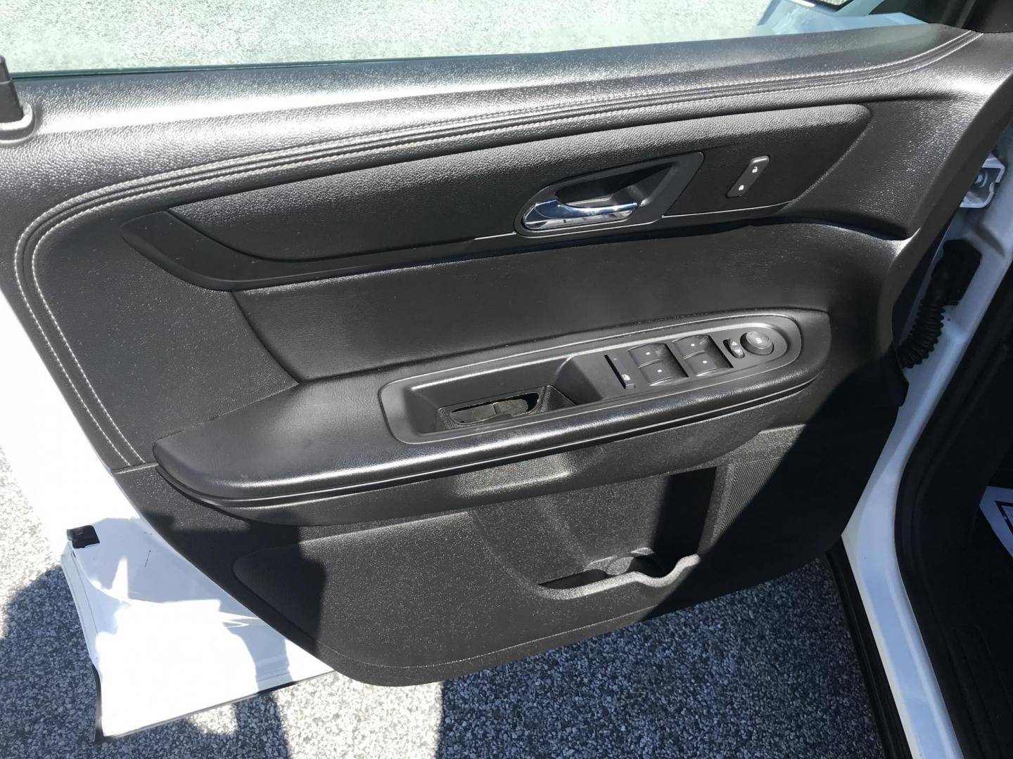 2016 White Chevrolet Traverse 1LT (1GNKRGKD6GJ) with an 3.6L V6 DOHC 24V engine, 6A transmission, located at 577 Chester Pike, Prospect Park, PA, 19076, (610) 237-1015, 39.886154, -75.302338 - 2016 Chevrolet Traverse LT: 3rd row seating, backup camera, heated seats, new PA inspection, SUPER CLEAN, runs LIKE NEW! This vehicle comes inspected and has been given a bumper to bumper safety check. It is very clean, reliable, and well maintained. We offer a unique pay plan that is known for b - Photo#8