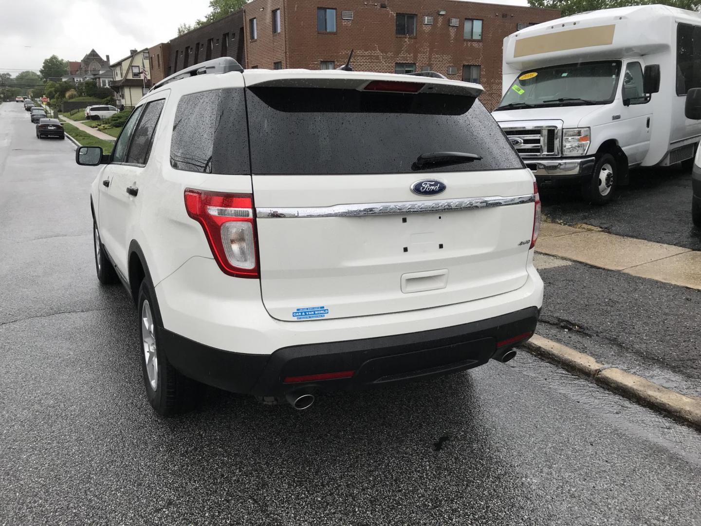 2012 White /Gray Ford Explorer 4WD (1FMHK8B8XCG) with an 3.5L V6 DOHC 24V engine, 6-Speed Automatic transmission, located at 577 Chester Pike, Prospect Park, PA, 19076, (610) 237-1015, 39.886154, -75.302338 - Photo#5