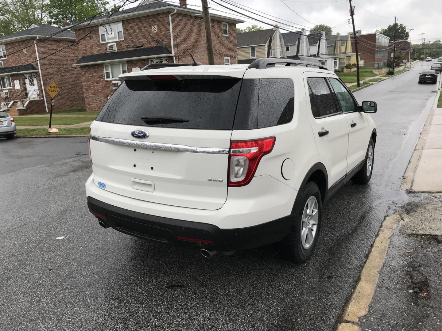 2012 White /Gray Ford Explorer 4WD (1FMHK8B8XCG) with an 3.5L V6 DOHC 24V engine, 6-Speed Automatic transmission, located at 577 Chester Pike, Prospect Park, PA, 19076, (610) 237-1015, 39.886154, -75.302338 - Photo#4