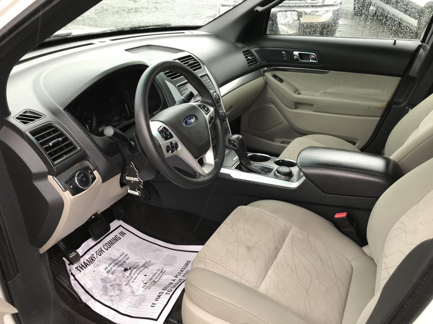 2012 White /Gray Ford Explorer 4WD (1FMHK8B8XCG) with an 3.5L V6 DOHC 24V engine, 6-Speed Automatic transmission, located at 577 Chester Pike, Prospect Park, PA, 19076, (610) 237-1015, 39.886154, -75.302338 - Photo#7