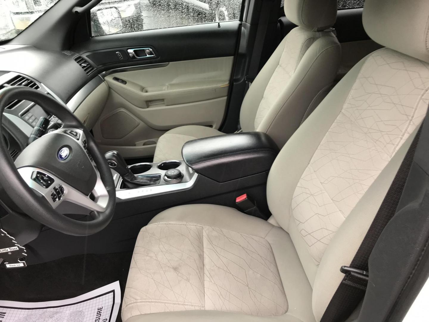 2012 White /Gray Ford Explorer 4WD (1FMHK8B8XCG) with an 3.5L V6 DOHC 24V engine, 6-Speed Automatic transmission, located at 577 Chester Pike, Prospect Park, PA, 19076, (610) 237-1015, 39.886154, -75.302338 - Photo#8