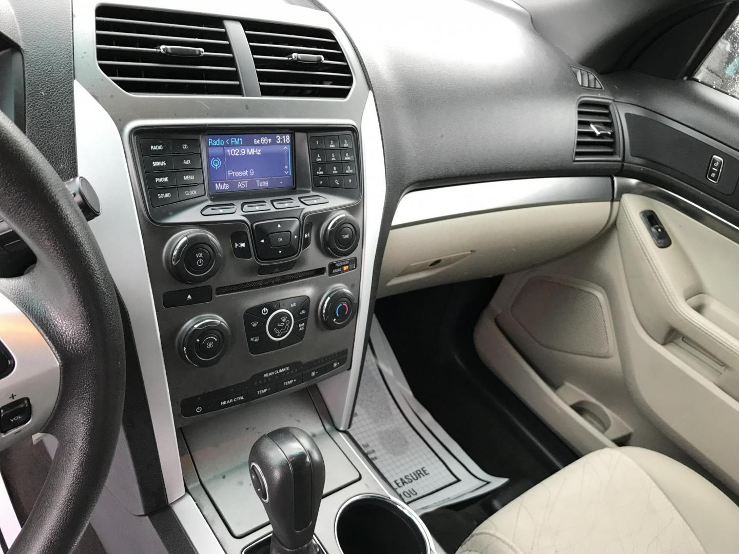 2012 White /Gray Ford Explorer 4WD (1FMHK8B8XCG) with an 3.5L V6 DOHC 24V engine, 6-Speed Automatic transmission, located at 577 Chester Pike, Prospect Park, PA, 19076, (610) 237-1015, 39.886154, -75.302338 - Photo#12