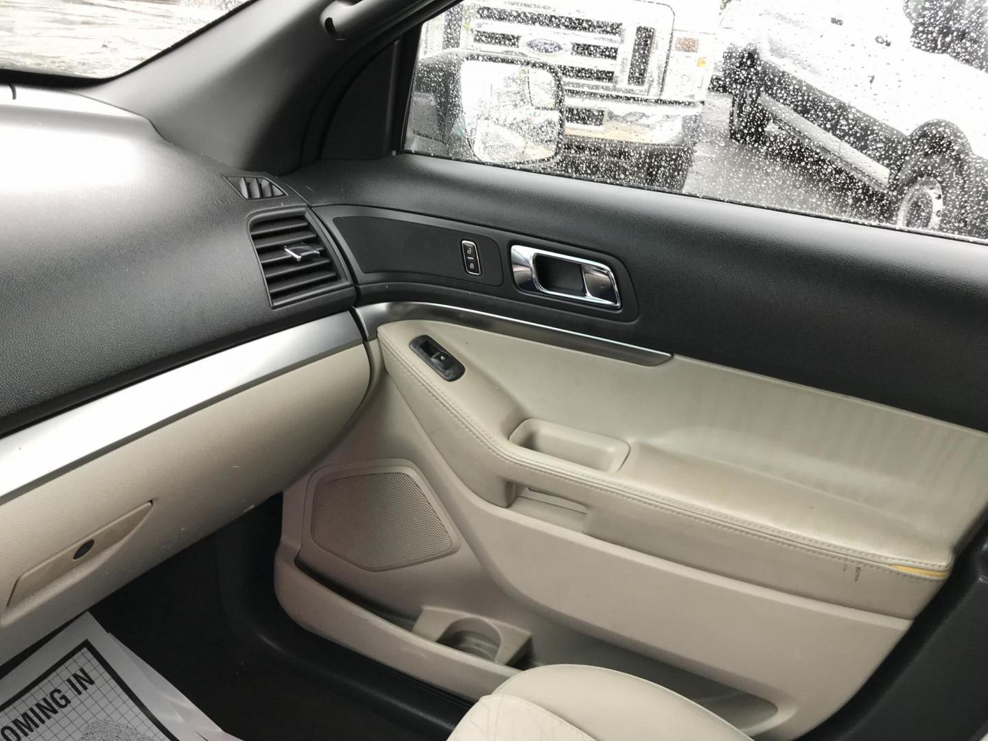 2012 White /Gray Ford Explorer 4WD (1FMHK8B8XCG) with an 3.5L V6 DOHC 24V engine, 6-Speed Automatic transmission, located at 577 Chester Pike, Prospect Park, PA, 19076, (610) 237-1015, 39.886154, -75.302338 - Photo#13