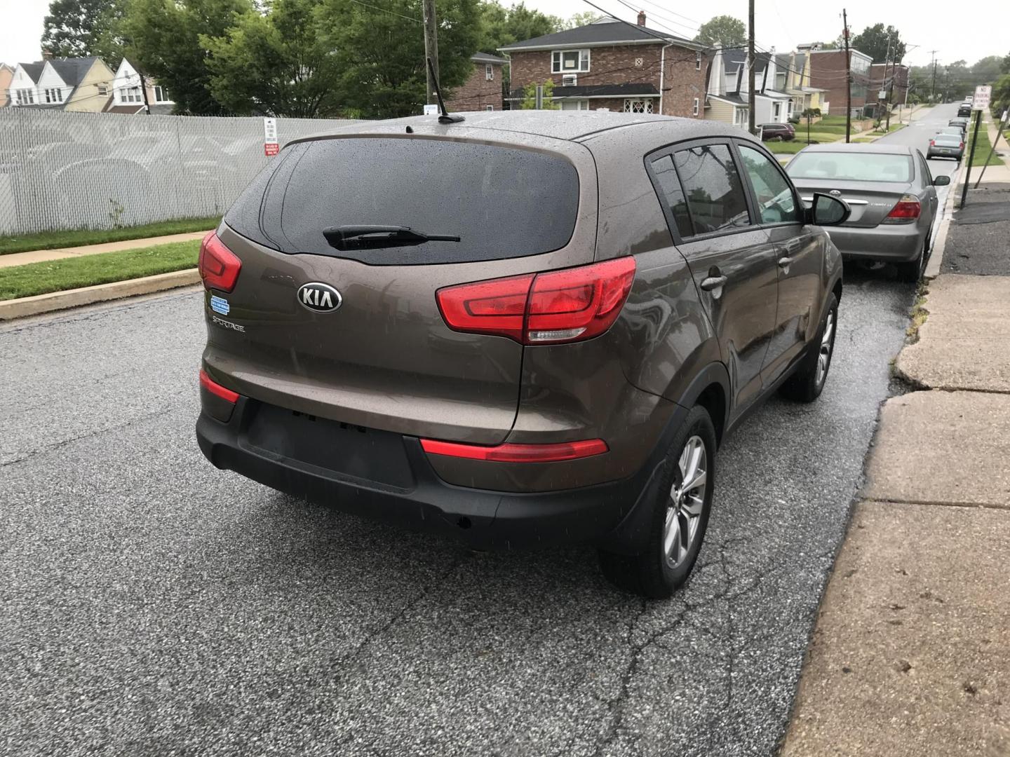2014 Brown /Black Kia Sportage LX (KNDPB3AC5E7) with an 2.4L V6 DOHC 24V engine, 6-Speed Automatic transmission, located at 577 Chester Pike, Prospect Park, PA, 19076, (610) 237-1015, 39.886154, -75.302338 - 2014 Kia Sportage LX: great on gas, new PA inspection, SUPER CLEAN, runs LIKE NEW! This vehicle comes inspected and has been given a bumper to bumper safety check. It is very clean, reliable, and well maintained. We offer a unique pay plan that is known for being the easiest and fastest financing - Photo#4