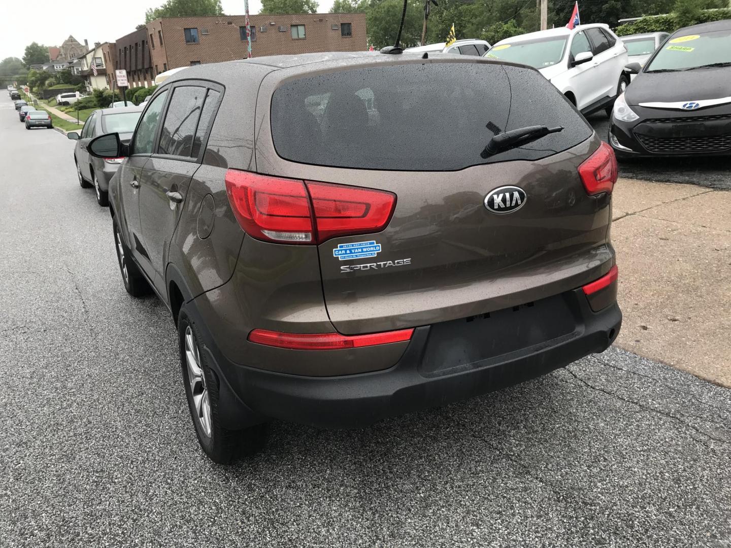 2014 Brown /Black Kia Sportage LX (KNDPB3AC5E7) with an 2.4L V6 DOHC 24V engine, 6-Speed Automatic transmission, located at 577 Chester Pike, Prospect Park, PA, 19076, (610) 237-1015, 39.886154, -75.302338 - 2014 Kia Sportage LX: great on gas, new PA inspection, SUPER CLEAN, runs LIKE NEW! This vehicle comes inspected and has been given a bumper to bumper safety check. It is very clean, reliable, and well maintained. We offer a unique pay plan that is known for being the easiest and fastest financing - Photo#5