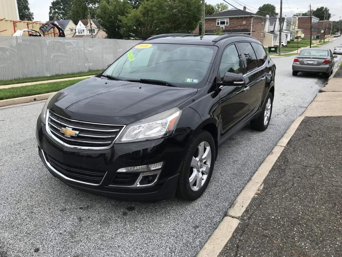 2016 Black /Gray Chevrolet Traverse 1LT AWD (1GNKVGKD5GJ) with an 3.6L V6 DOHC 24V engine, 6A transmission, located at 577 Chester Pike, Prospect Park, PA, 19076, (610) 237-1015, 39.886154, -75.302338 - Photo#3