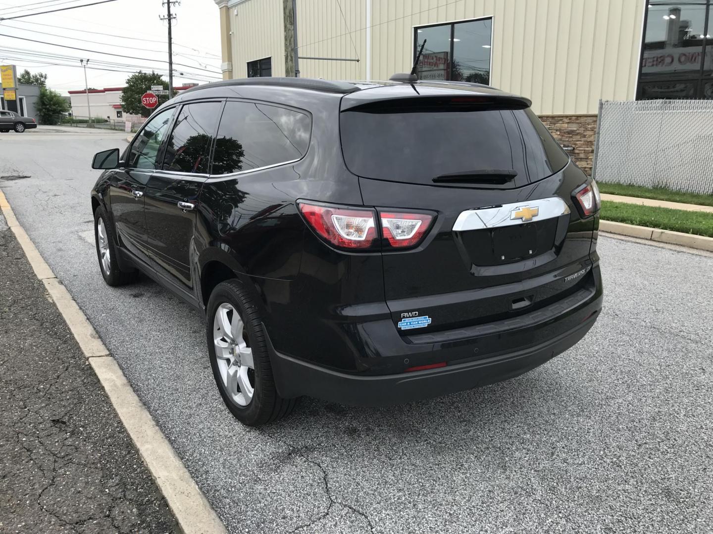 2016 Black /Gray Chevrolet Traverse 1LT AWD (1GNKVGKD5GJ) with an 3.6L V6 DOHC 24V engine, 6A transmission, located at 577 Chester Pike, Prospect Park, PA, 19076, (610) 237-1015, 39.886154, -75.302338 - Photo#5