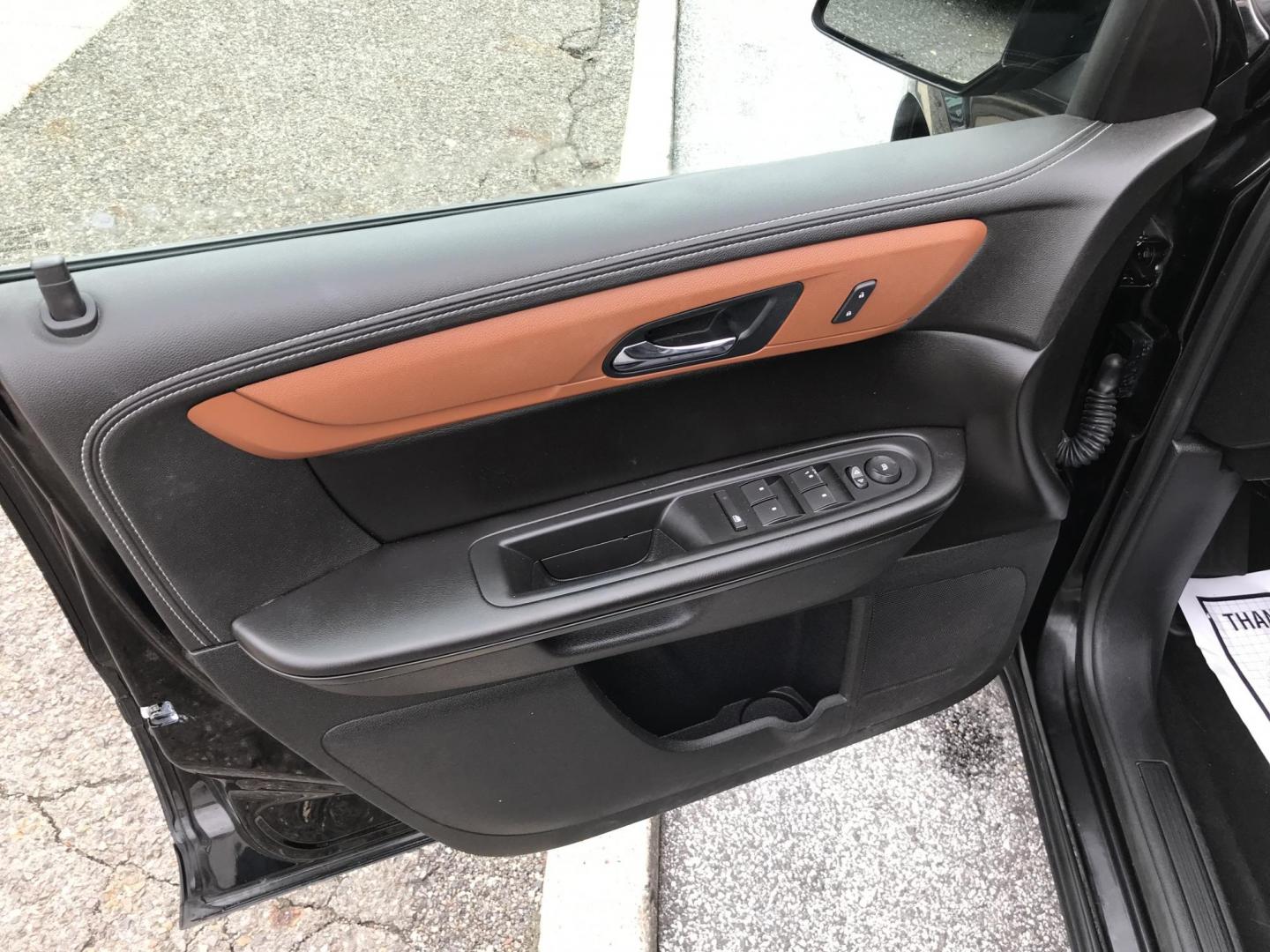 2016 Black /Gray Chevrolet Traverse 1LT AWD (1GNKVGKD5GJ) with an 3.6L V6 DOHC 24V engine, 6A transmission, located at 577 Chester Pike, Prospect Park, PA, 19076, (610) 237-1015, 39.886154, -75.302338 - Photo#9