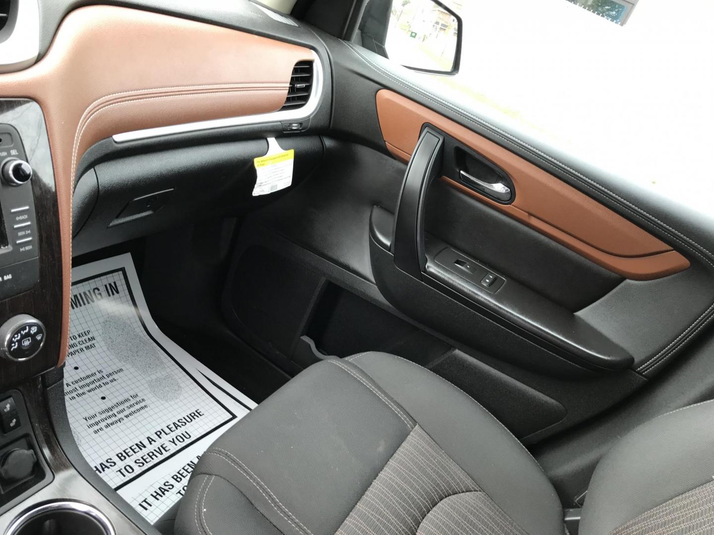 2016 Black /Gray Chevrolet Traverse 1LT AWD (1GNKVGKD5GJ) with an 3.6L V6 DOHC 24V engine, 6A transmission, located at 577 Chester Pike, Prospect Park, PA, 19076, (610) 237-1015, 39.886154, -75.302338 - Photo#15