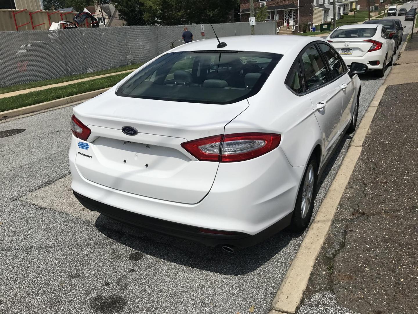 2016 White /Gray Ford Fusion S (3FA6P0G7XGR) with an 2.5L L4 DOHC 16V engine, 6-Speed Automatic transmission, located at 577 Chester Pike, Prospect Park, PA, 19076, (610) 237-1015, 39.886154, -75.302338 - Photo#4