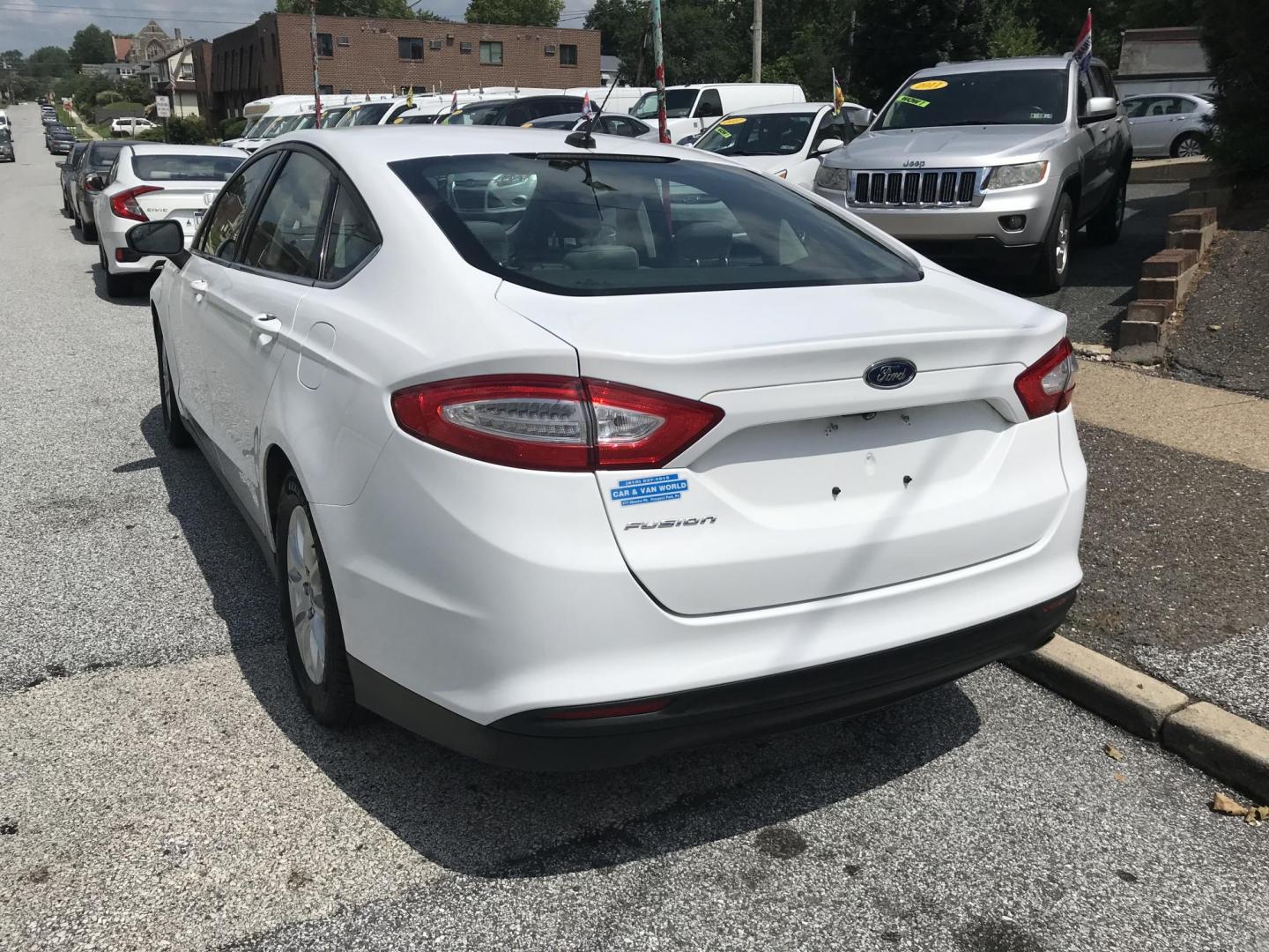 2016 White /Gray Ford Fusion S (3FA6P0G7XGR) with an 2.5L L4 DOHC 16V engine, 6-Speed Automatic transmission, located at 577 Chester Pike, Prospect Park, PA, 19076, (610) 237-1015, 39.886154, -75.302338 - Photo#5
