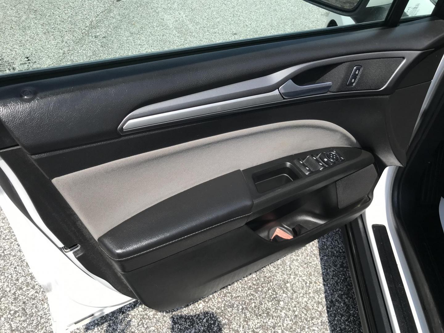2016 White /Gray Ford Fusion S (3FA6P0G7XGR) with an 2.5L L4 DOHC 16V engine, 6-Speed Automatic transmission, located at 577 Chester Pike, Prospect Park, PA, 19076, (610) 237-1015, 39.886154, -75.302338 - Photo#8