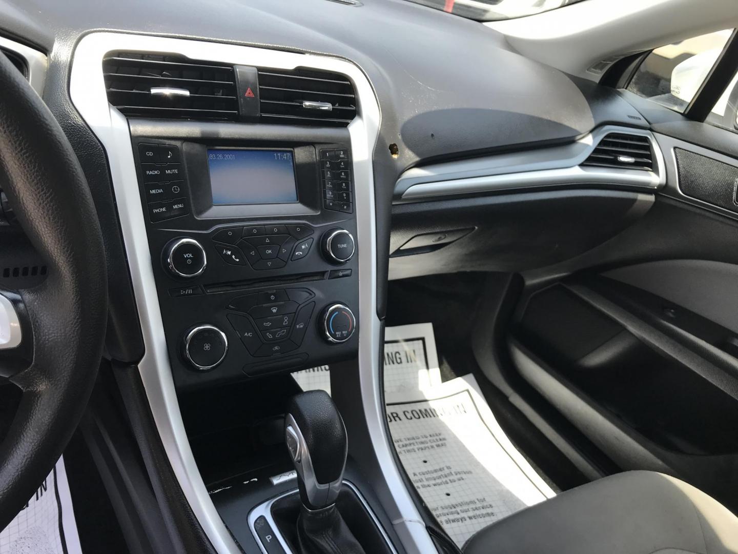 2016 White /Gray Ford Fusion S (3FA6P0G7XGR) with an 2.5L L4 DOHC 16V engine, 6-Speed Automatic transmission, located at 577 Chester Pike, Prospect Park, PA, 19076, (610) 237-1015, 39.886154, -75.302338 - Photo#12