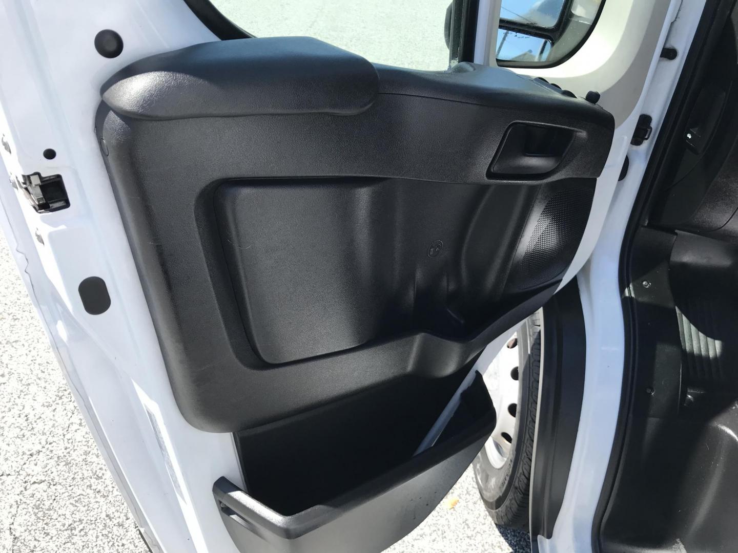 2020 White /Gray RAM Promaster 1500 Low Roof Tradesman 136-in. WB (3C6TRVAG9LE) with an 3.6L V6 engine, 6A transmission, located at 577 Chester Pike, Prospect Park, PA, 19076, (610) 237-1015, 39.886154, -75.302338 - Photo#7