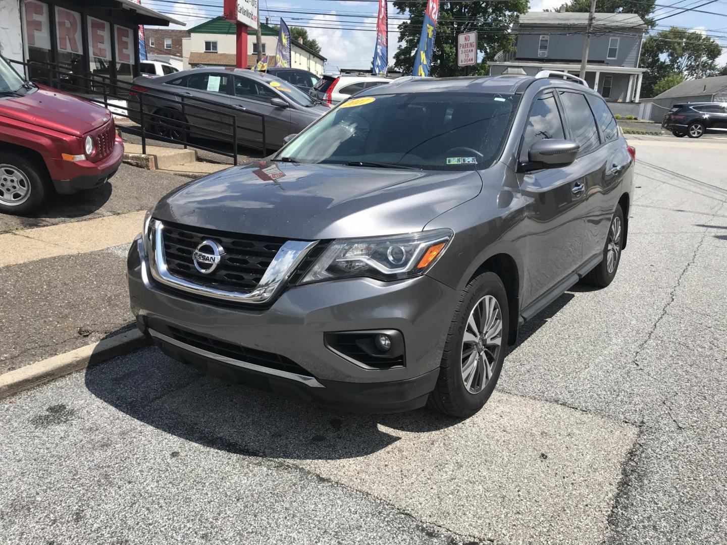 2017 Gray /Black Nissan Pathfinder Platinum 4WD (5N1DR2MMXHC) with an 3.5L V6 DOHC 24V engine, CVT transmission, located at 577 Chester Pike, Prospect Park, PA, 19076, (610) 237-1015, 39.886154, -75.302338 - Photo#2