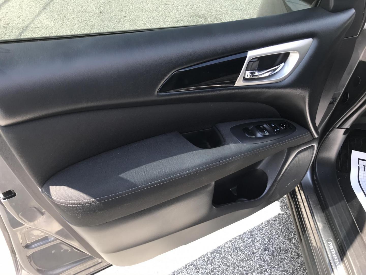 2017 Gray /Black Nissan Pathfinder Platinum 4WD (5N1DR2MMXHC) with an 3.5L V6 DOHC 24V engine, CVT transmission, located at 577 Chester Pike, Prospect Park, PA, 19076, (610) 237-1015, 39.886154, -75.302338 - Photo#8