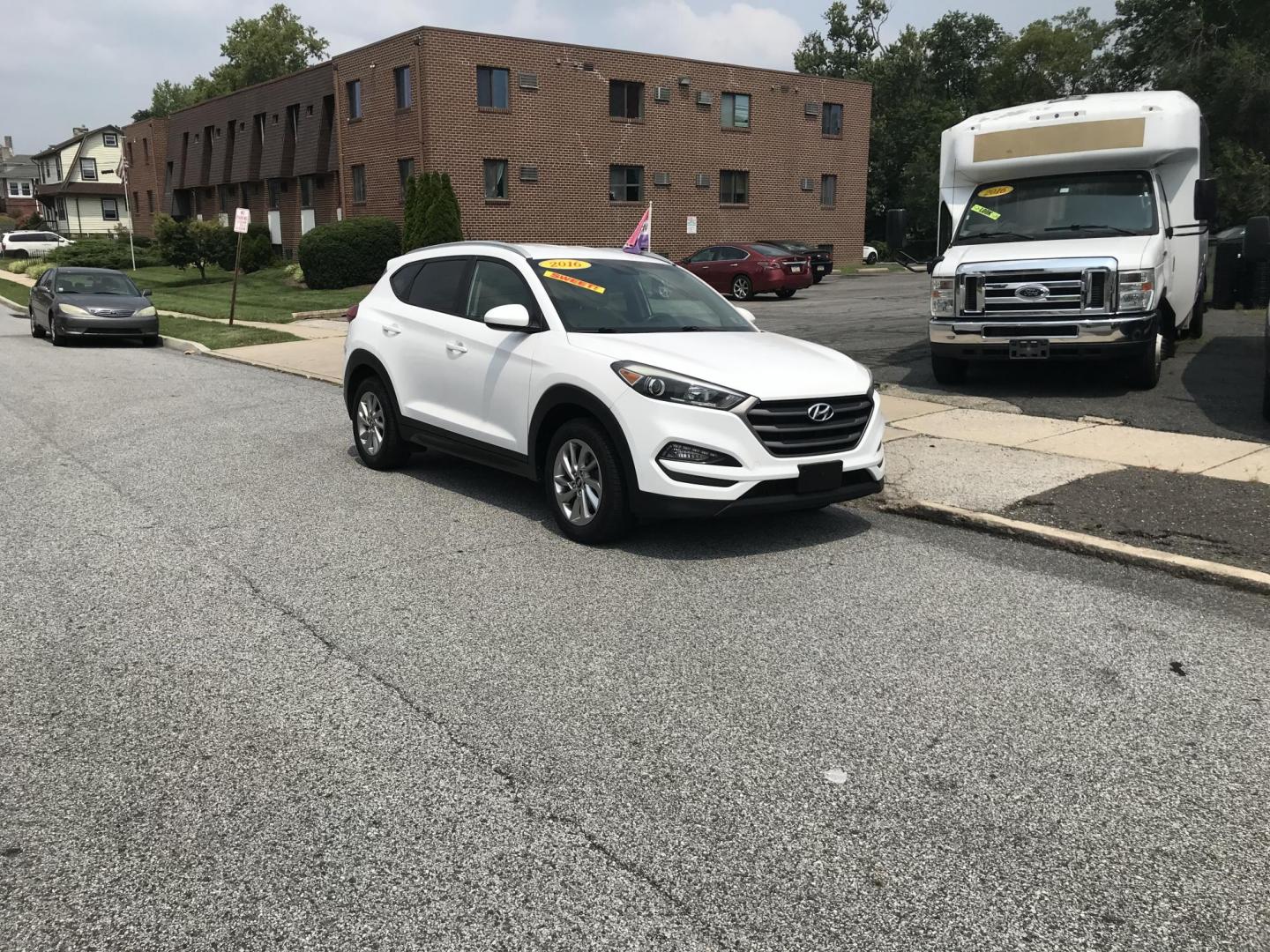 2016 White /Tan Hyundai Tucson SE w/Preferred Package AWD (KM8J3CA43GU) with an 2.0L L4 DOHC 16V engine, 6A transmission, located at 577 Chester Pike, Prospect Park, PA, 19076, (610) 237-1015, 39.886154, -75.302338 - 2016 Hyundai Tuscon: AWD, backup camera, new PA inspection, great on gas, SUPER CLEAN, runs LIKE NEW! This vehicle comes inspected and has been given a bumper to bumper safety check. It is very clean, reliable, and well maintained. We offer a unique pay plan that is known for being the easiest an - Photo#1
