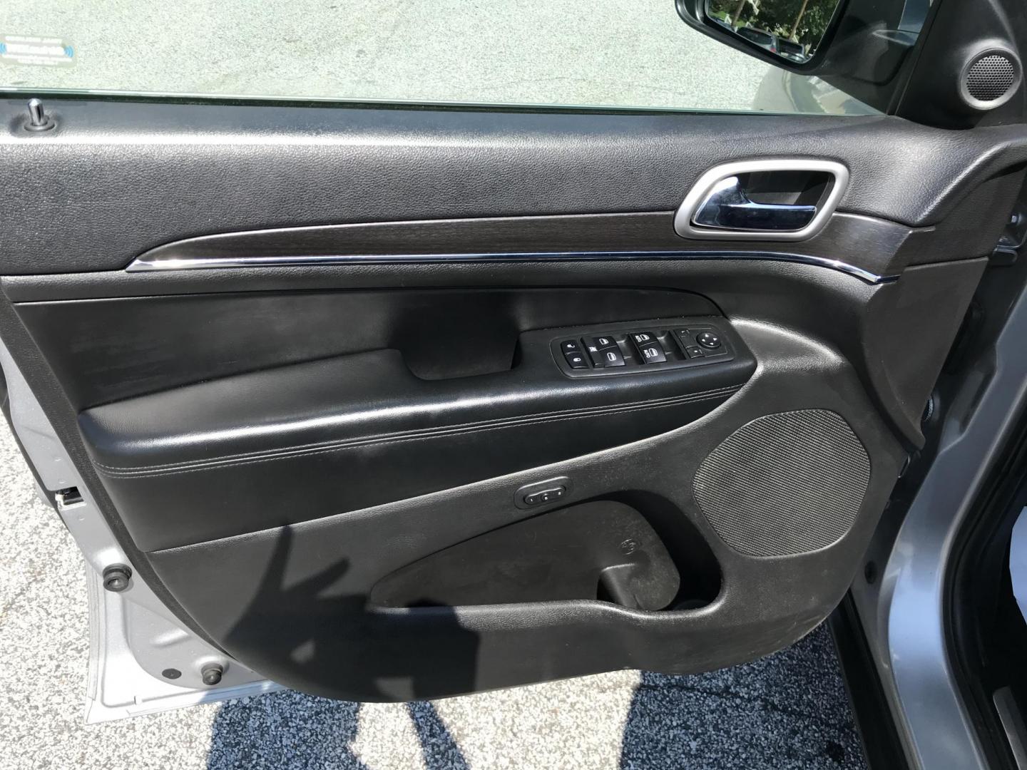 2018 Silver /Black Jeep Grand Cherokee Limited 4WD (1C4RJFBGXJC) with an 3.6L V6 DOHC 24V engine, 8A transmission, located at 577 Chester Pike, Prospect Park, PA, 19076, (610) 237-1015, 39.886154, -75.302338 - 2018 Jeep Grand Cherokee LIMITED: Navigation system, backup camera, sunroof, black leather interior, sunroof, 4x4, SUPER CLEAN, runs LIKE NEW! This vehicle comes inspected and has been given a bumper to bumper safety check. It is very clean, reliable, and well maintained. We offer a unique pay pl - Photo#10