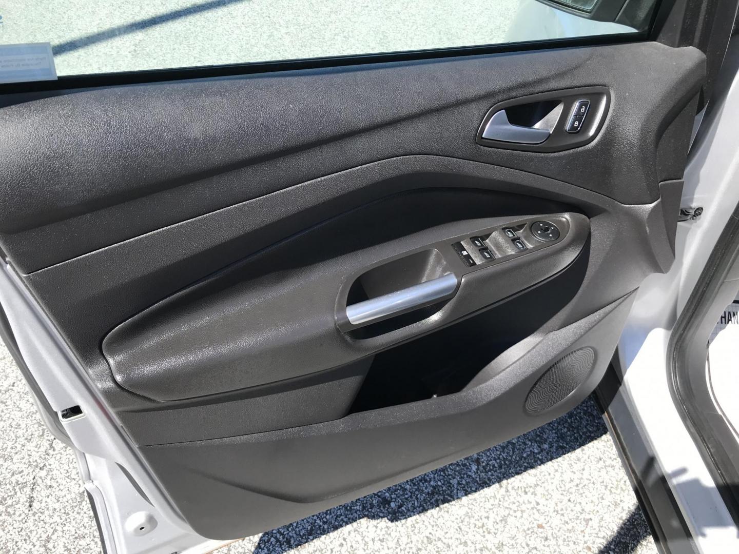 2013 Silver /Gray Ford Escape SE FWD (1FMCU0GX1DU) with an 1.6L L4 DOHC 16V engine, 6-Speed Automatic transmission, located at 577 Chester Pike, Prospect Park, PA, 19076, (610) 237-1015, 39.886154, -75.302338 - Photo#7