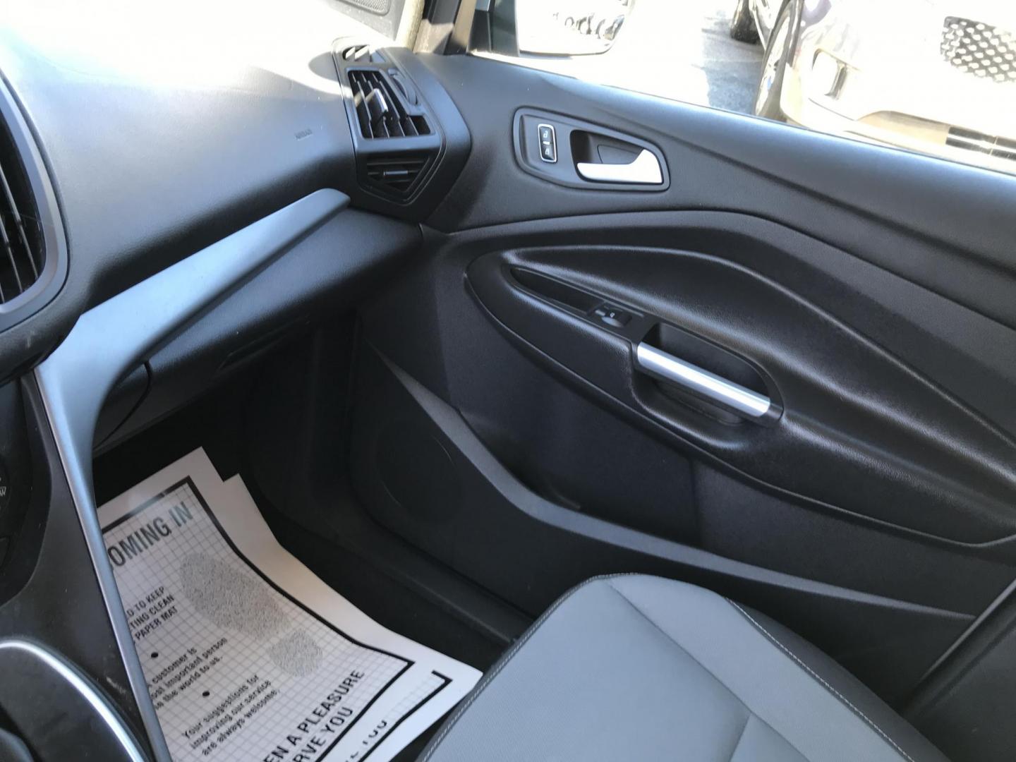 2013 Silver /Gray Ford Escape SE FWD (1FMCU0GX1DU) with an 1.6L L4 DOHC 16V engine, 6-Speed Automatic transmission, located at 577 Chester Pike, Prospect Park, PA, 19076, (610) 237-1015, 39.886154, -75.302338 - Photo#12