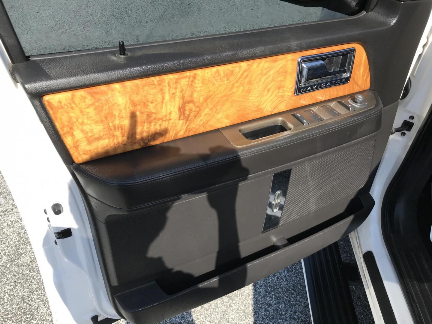 2011 White /Black Lincoln Navigator Limited Edition (5LMJJ2J54BE) with an 5.4L V8 SOHC 24V engine, 6-Speed Automatic transmission, located at 577 Chester Pike, Prospect Park, PA, 19076, (610) 237-1015, 39.886154, -75.302338 - 2011 Lincoln Navigator Limited Edition: Only 132k miles, DVD player, navigation system, backup camera, sunroof, 4WD, 3rd row, FULLY LOADED! This vehicle comes inspected and has been given a bumper to bumper safety check. It is very clean, reliable, and well maintained. We offer a unique pay plan - Photo#10
