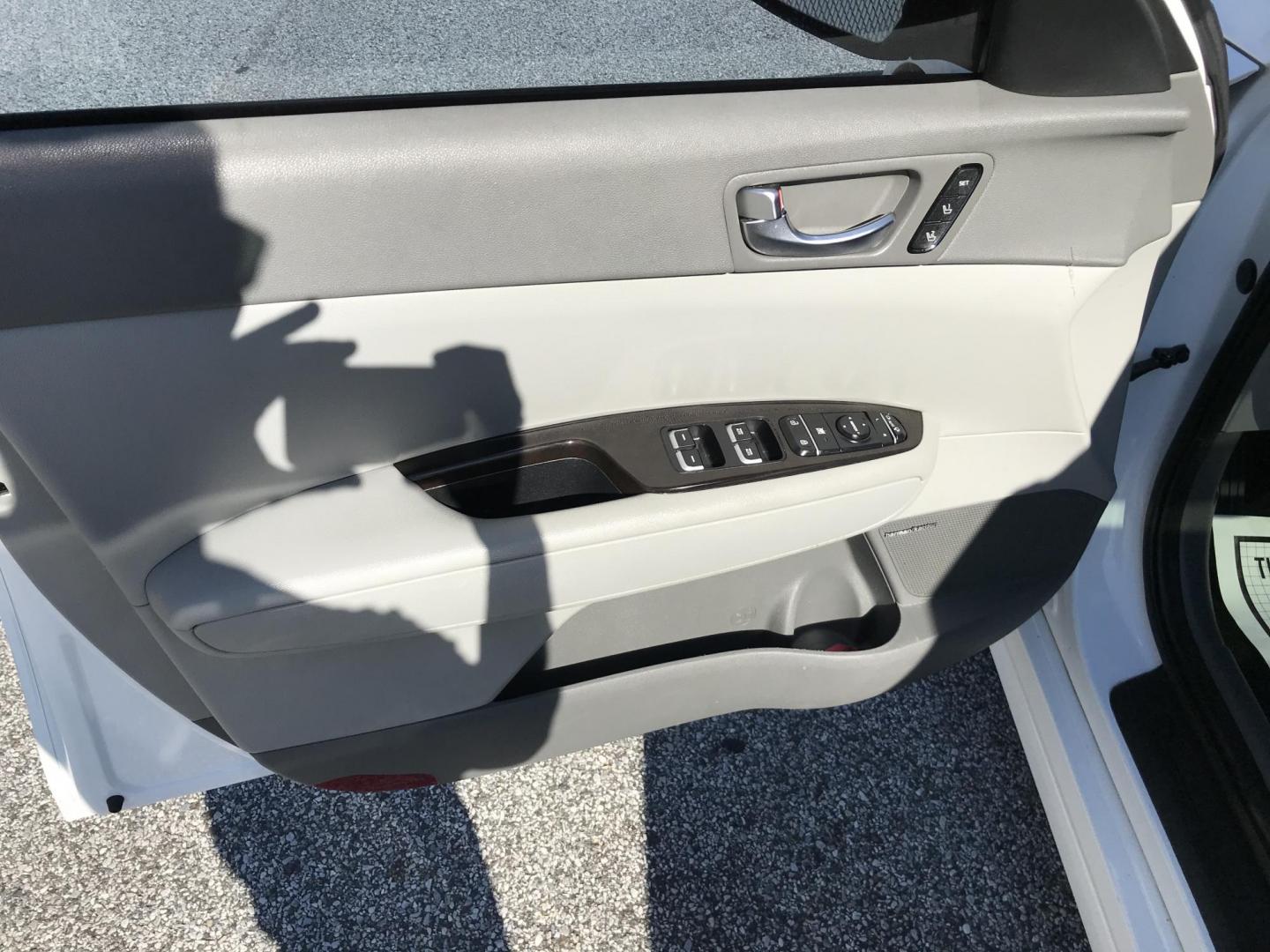 2016 White /Tan Kia Optima EX (5XXGU4L30GG) with an 2.4L L4 DOHC 16V engine, 6A transmission, located at 577 Chester Pike, Prospect Park, PA, 19076, (610) 237-1015, 39.886154, -75.302338 - 2016 Kia Optima EX: Only 89k miles, sunroof, navigation system, backup camera, new PA inspection, FULLY LOADED, runs LIKE NEW! This vehicle comes inspected and has been given a bumper to bumper safety check. It is very clean, reliable, and well maintained. We offer a unique pay plan that is known - Photo#10