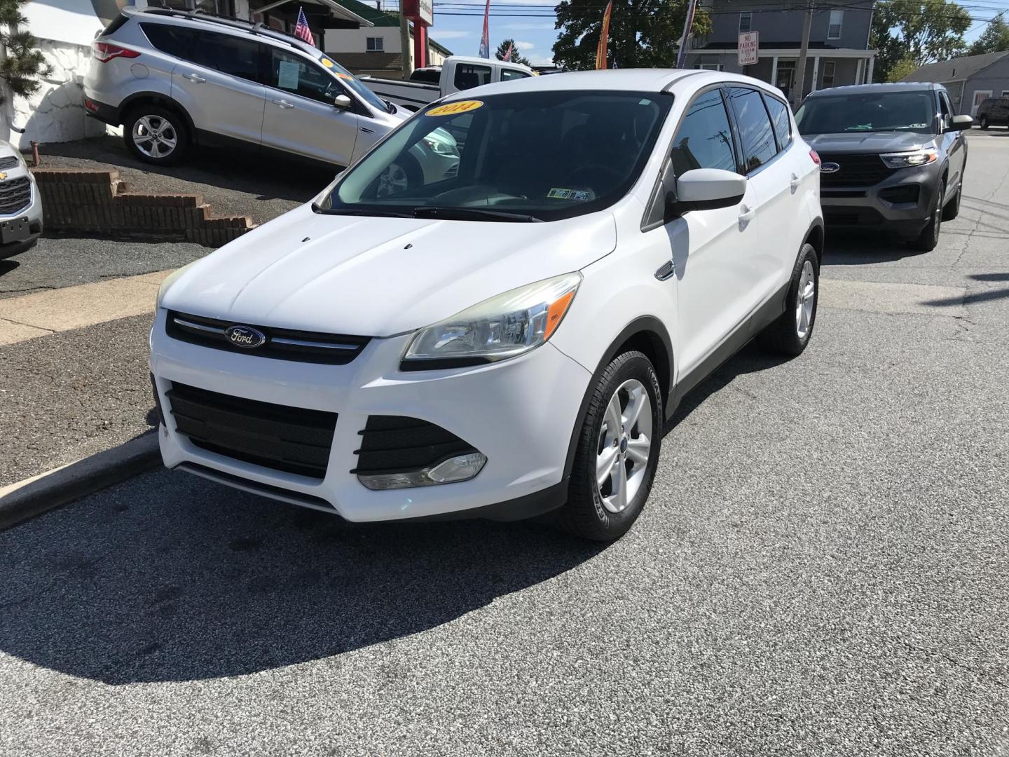2014 White /Gray Ford Escape SE (1FMCU0GXXEU) with an 1.6L L4 DOHC 16V engine, 6-Speed Automatic transmission, located at 577 Chester Pike, Prospect Park, PA, 19076, (610) 237-1015, 39.886154, -75.302338 - Photo#2