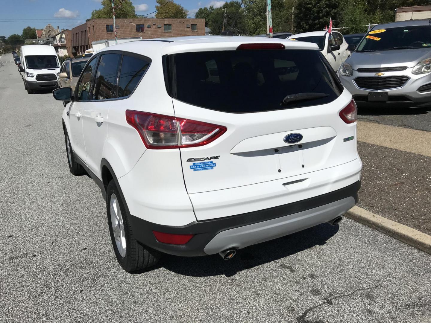 2014 White /Gray Ford Escape SE (1FMCU0GXXEU) with an 1.6L L4 DOHC 16V engine, 6-Speed Automatic transmission, located at 577 Chester Pike, Prospect Park, PA, 19076, (610) 237-1015, 39.886154, -75.302338 - Photo#5