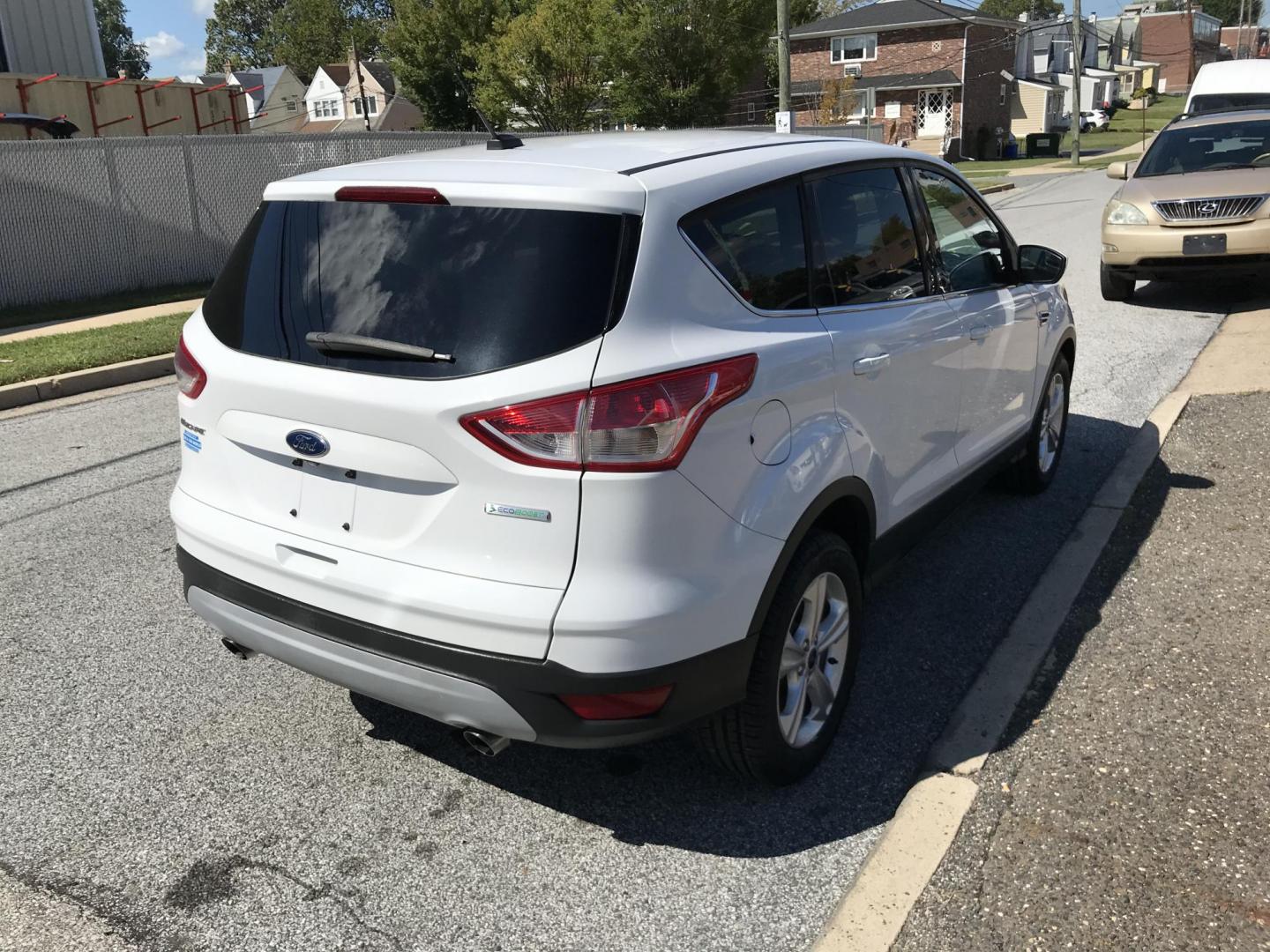 2014 White /Gray Ford Escape SE (1FMCU0GXXEU) with an 1.6L L4 DOHC 16V engine, 6-Speed Automatic transmission, located at 577 Chester Pike, Prospect Park, PA, 19076, (610) 237-1015, 39.886154, -75.302338 - Photo#4