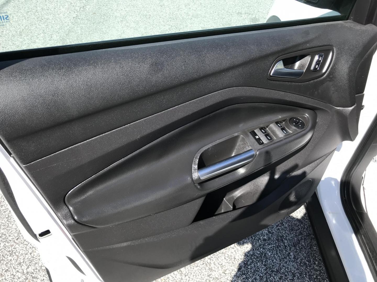 2014 White /Gray Ford Escape SE (1FMCU0GXXEU) with an 1.6L L4 DOHC 16V engine, 6-Speed Automatic transmission, located at 577 Chester Pike, Prospect Park, PA, 19076, (610) 237-1015, 39.886154, -75.302338 - Photo#8