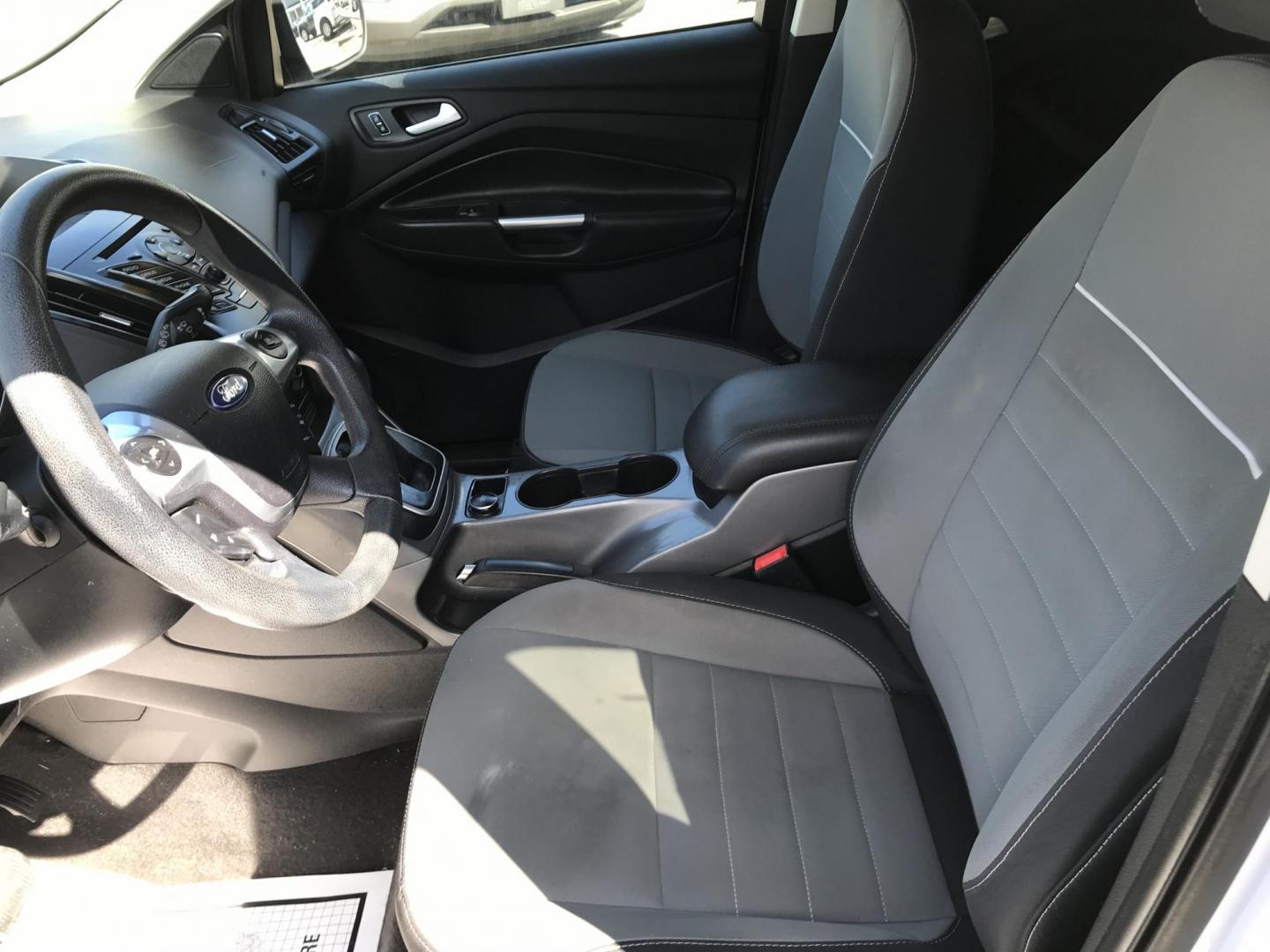 2014 White /Gray Ford Escape SE (1FMCU0GXXEU) with an 1.6L L4 DOHC 16V engine, 6-Speed Automatic transmission, located at 577 Chester Pike, Prospect Park, PA, 19076, (610) 237-1015, 39.886154, -75.302338 - Photo#9