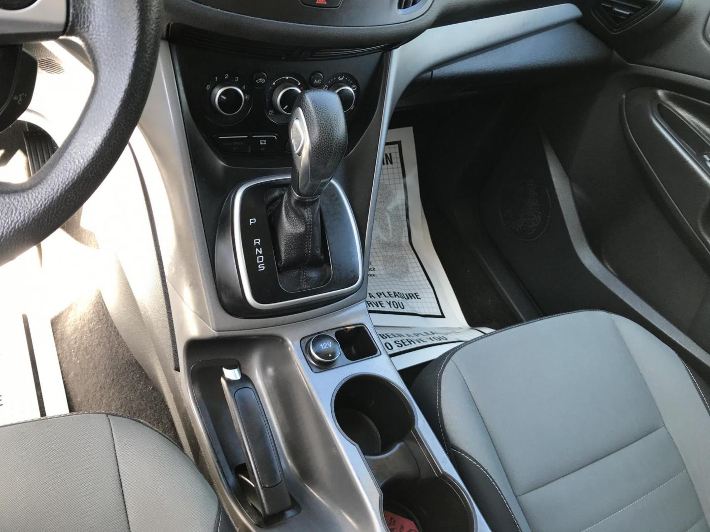 2014 White /Gray Ford Escape SE (1FMCU0GXXEU) with an 1.6L L4 DOHC 16V engine, 6-Speed Automatic transmission, located at 577 Chester Pike, Prospect Park, PA, 19076, (610) 237-1015, 39.886154, -75.302338 - Photo#13