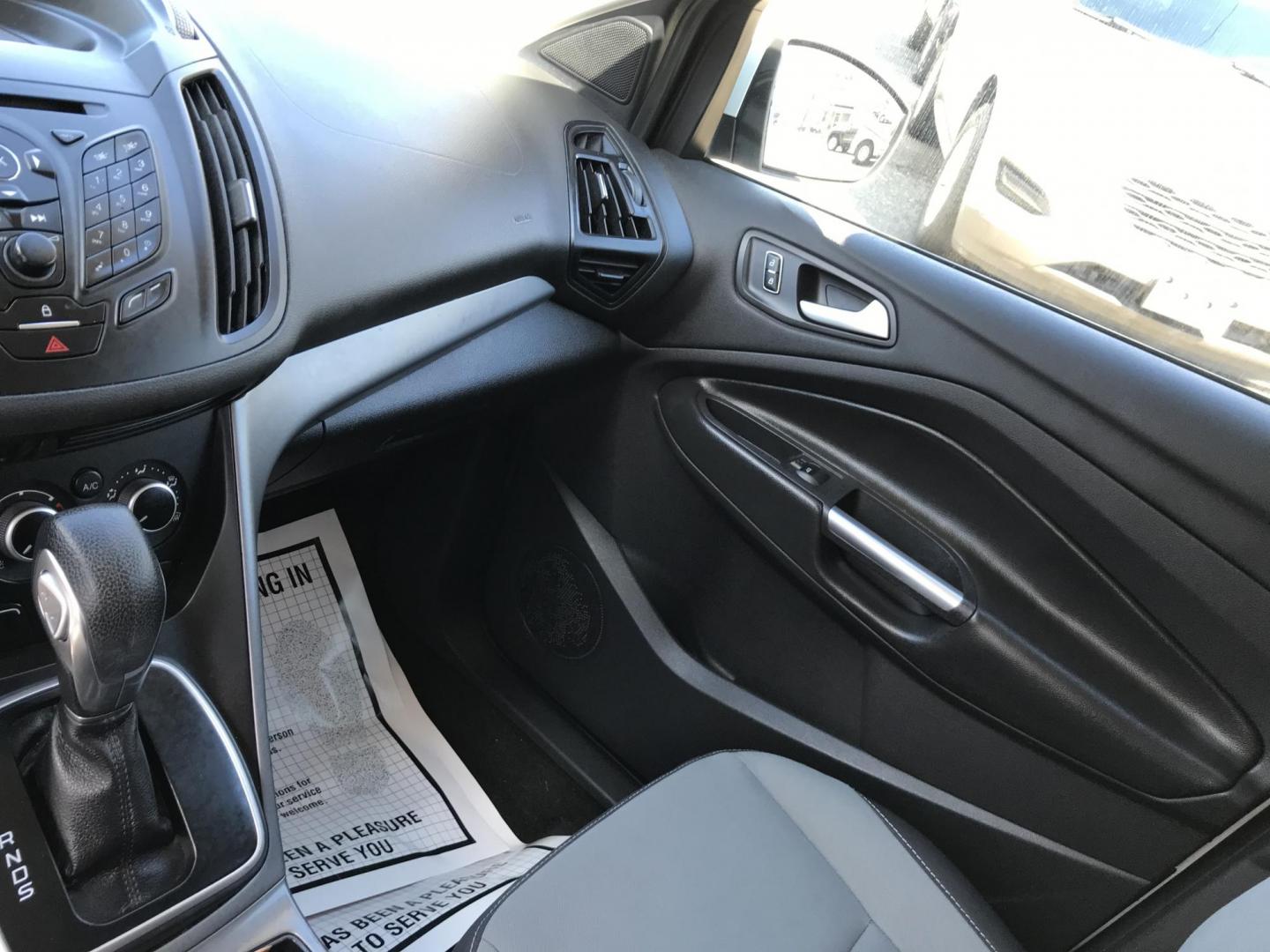 2014 White /Gray Ford Escape SE (1FMCU0GXXEU) with an 1.6L L4 DOHC 16V engine, 6-Speed Automatic transmission, located at 577 Chester Pike, Prospect Park, PA, 19076, (610) 237-1015, 39.886154, -75.302338 - Photo#14