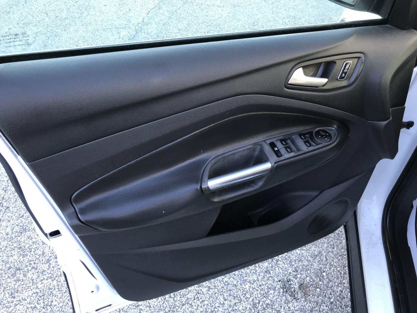 2014 White /Gray Ford Escape SE (1FMCU0GXXEU) with an 1.6L L4 DOHC 16V engine, 6-Speed Automatic transmission, located at 577 Chester Pike, Prospect Park, PA, 19076, (610) 237-1015, 39.886154, -75.302338 - 2014 Ford Escape SE: backup camera, new PA inspection, SUPER CLEAN, runs LIKE NEW! This vehicle comes inspected and has been given a bumper to bumper safety check. It is very clean, reliable, and well maintained. We offer a unique pay plan that is known for being the easiest and fastest financing- Photo#8