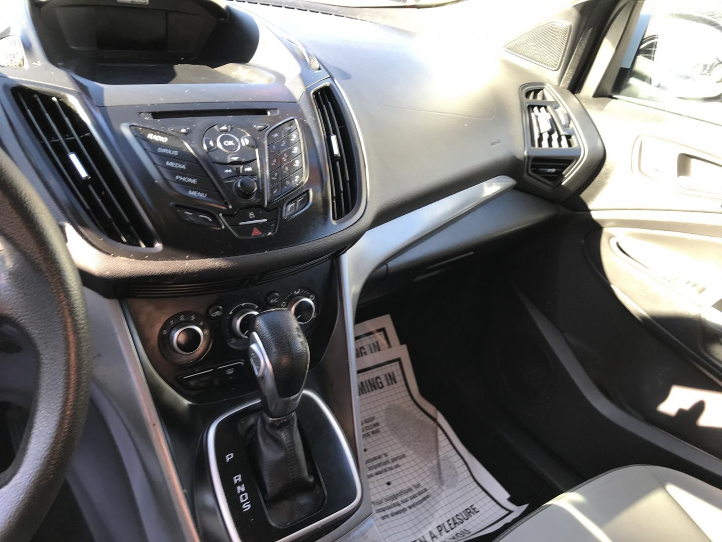 2014 White /Gray Ford Escape SE (1FMCU0GXXEU) with an 1.6L L4 DOHC 16V engine, 6-Speed Automatic transmission, located at 577 Chester Pike, Prospect Park, PA, 19076, (610) 237-1015, 39.886154, -75.302338 - 2014 Ford Escape SE: backup camera, new PA inspection, SUPER CLEAN, runs LIKE NEW! This vehicle comes inspected and has been given a bumper to bumper safety check. It is very clean, reliable, and well maintained. We offer a unique pay plan that is known for being the easiest and fastest financing- Photo#11