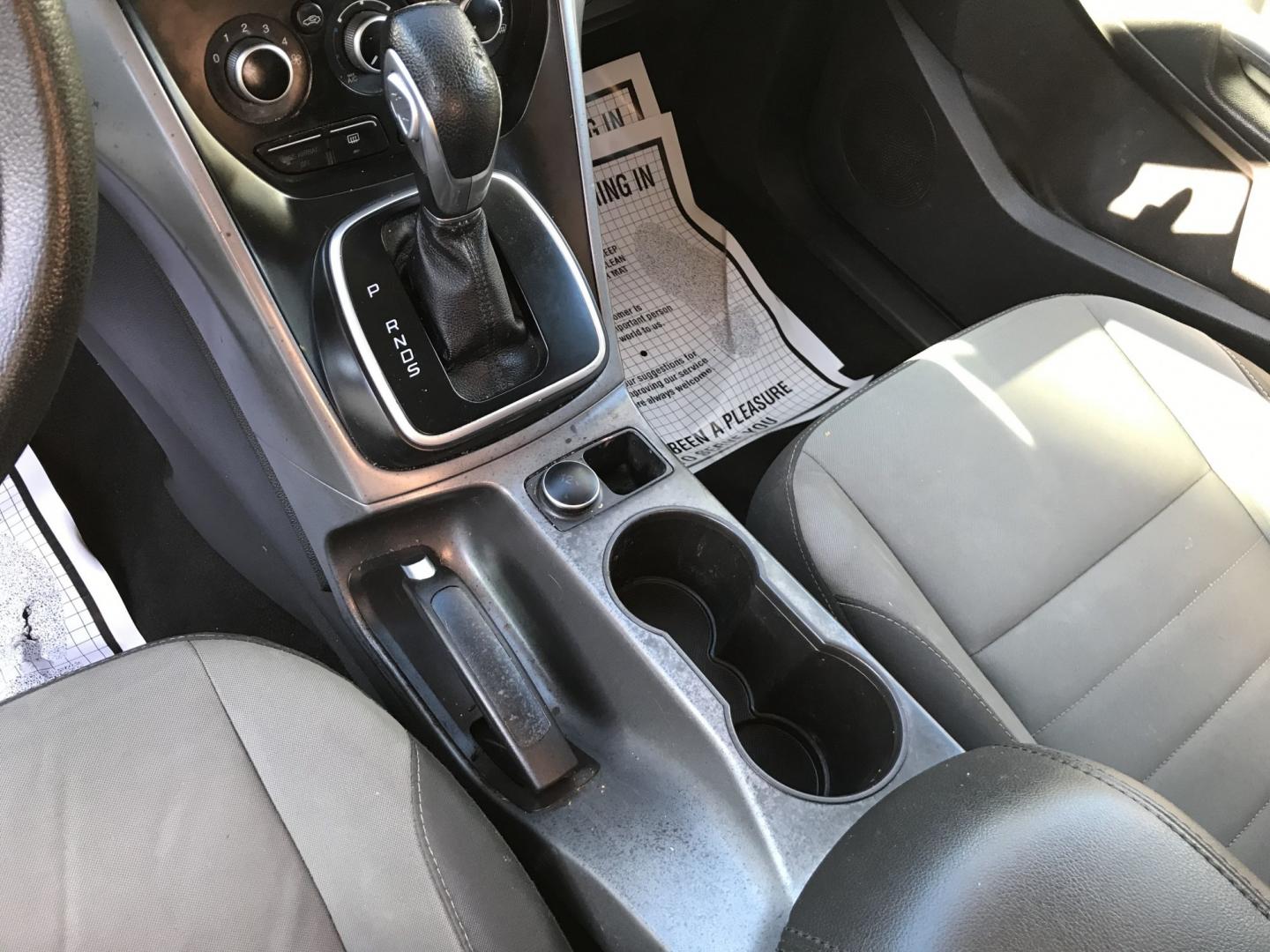 2014 White /Gray Ford Escape SE (1FMCU0GXXEU) with an 1.6L L4 DOHC 16V engine, 6-Speed Automatic transmission, located at 577 Chester Pike, Prospect Park, PA, 19076, (610) 237-1015, 39.886154, -75.302338 - 2014 Ford Escape SE: backup camera, new PA inspection, SUPER CLEAN, runs LIKE NEW! This vehicle comes inspected and has been given a bumper to bumper safety check. It is very clean, reliable, and well maintained. We offer a unique pay plan that is known for being the easiest and fastest financing- Photo#12
