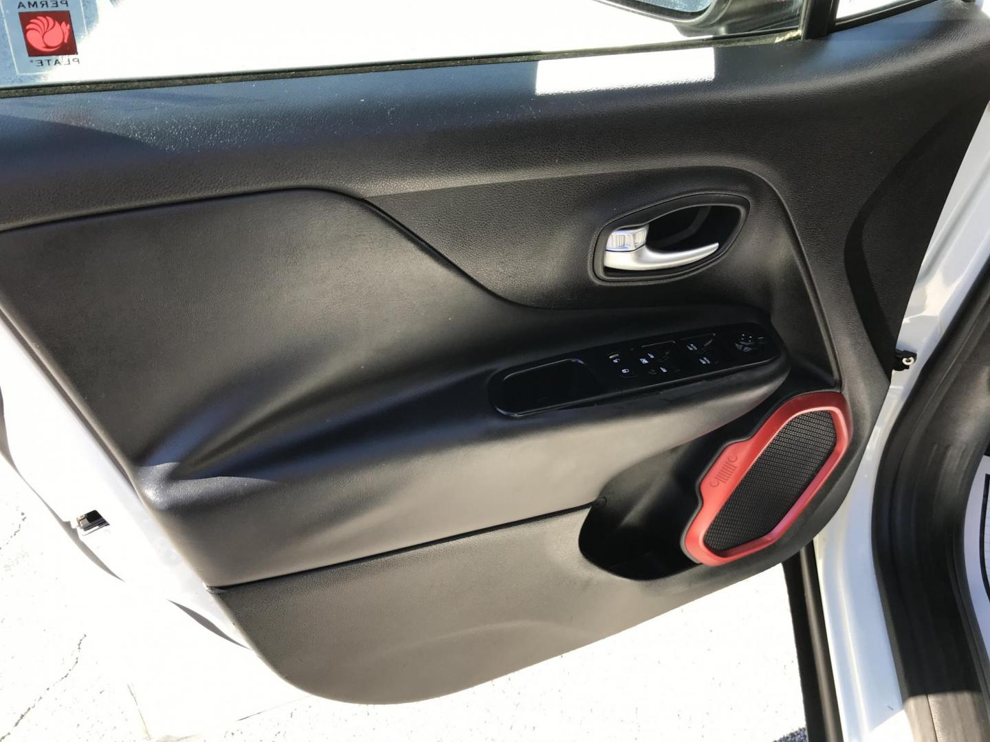 2015 White /Black Jeep Renegade Trailhawk (ZACCJBCT2FP) with an 2.4L L4 engine, 9-Speed Automatic transmission, located at 577 Chester Pike, Prospect Park, PA, 19076, (610) 237-1015, 39.886154, -75.302338 - 2015 Jeep Renegade Trailhawk: Only 123k miles, navigation system, backup camera, new PA inspection, SUPER CLEAN, runs LIKE NEW! vehicle comes inspected and has been given a bumper to bumper safety check. It is very clean, reliable, and well maintained. We offer a unique pay plan that is known fo - Photo#8