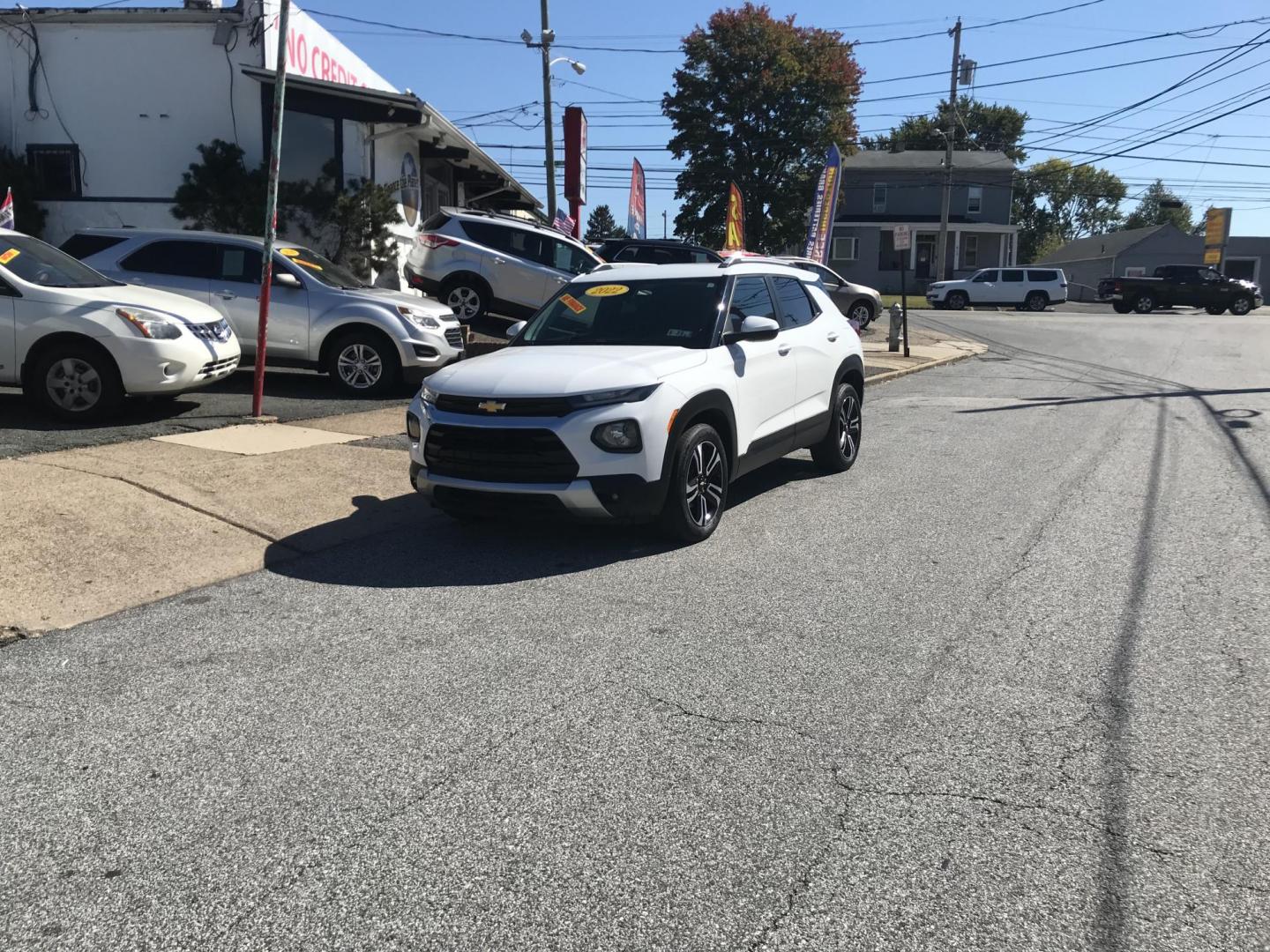 2022 White /Gray Chevrolet Trailblazer LT AWD (KL79MRSL6NB) with an 1.3L L3 DOHC 12V engine, 9A transmission, located at 577 Chester Pike, Prospect Park, PA, 19076, (610) 237-1015, 39.886154, -75.302338 - 2022 Chevy TrailBlazer LT: AWD, new PA inspection, great on gas, new PA inspection, runs LIKE NEW! This vehicle comes inspected and has been given a bumper to bumper safety check. It is very clean, reliable, and well maintained. We offer a unique pay plan that is known for being the easiest and f - Photo#1