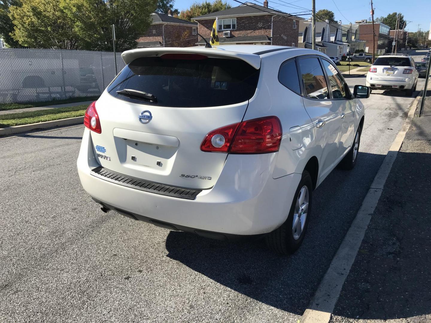 2010 White /Gray Nissan Rogue S AWD (JN8AS5MV0AW) with an 2.5L L4 DOHC 16V engine, CVT transmission, located at 577 Chester Pike, Prospect Park, PA, 19076, (610) 237-1015, 39.886154, -75.302338 - Photo#4
